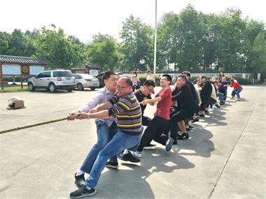 勞動(dòng)最美、團(tuán)結(jié)拼搏”拔河比賽