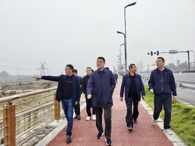 集團公司黨委書記、董事長鄧華一行前往青白江現(xiàn)代種業(yè)園區(qū)等調(diào)研
